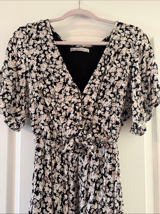 Abercrombie & Fitch Dresses & Skirts - Abercrombie & Fitch Black and Cream Floral Dress